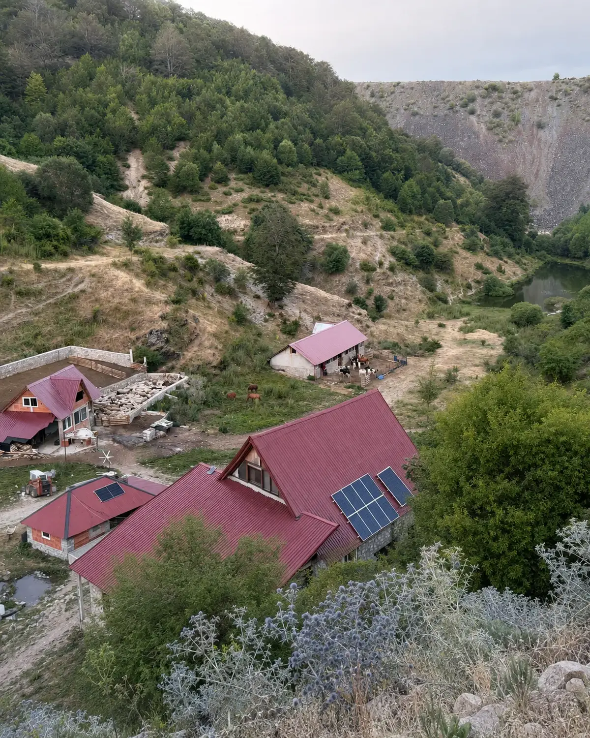 Oborri i Restaurant Dardha me peizazhin malor përreth